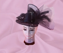 Charger l&#39;image dans la galerie, Vee&#39;s Couture Hat Viola 1
